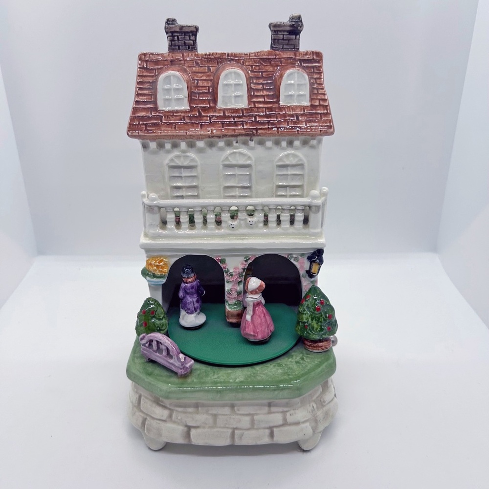 Schmid Victorian Courting Couple Music Box plays "Music Box Dancer"